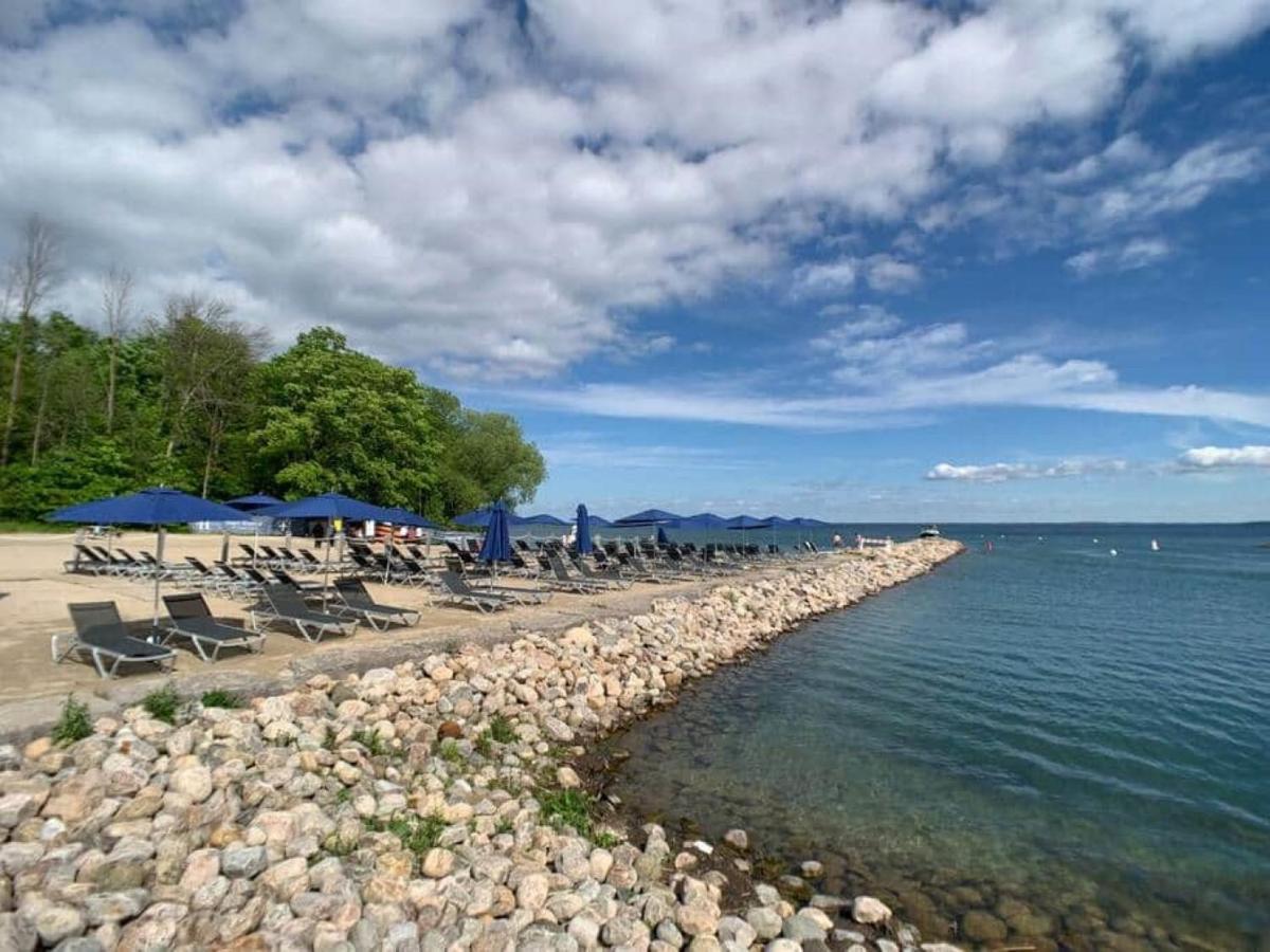 Stunning Stayz At Friday Harbour Beach Marina Resort Lake Simcoe Innisfil ภายนอก รูปภาพ