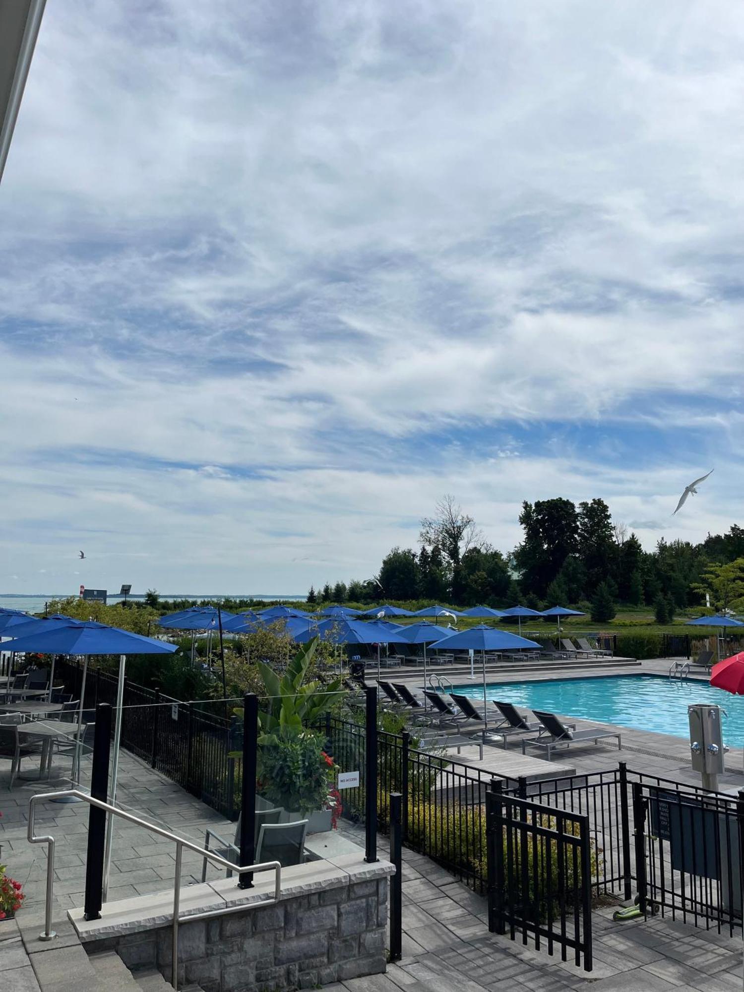 Stunning Stayz At Friday Harbour Beach Marina Resort Lake Simcoe Innisfil ภายนอก รูปภาพ
